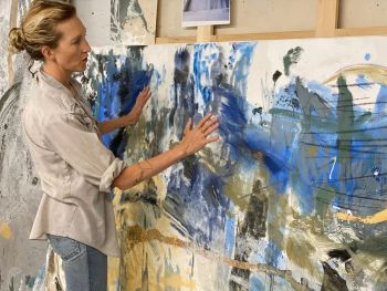 罗茜·凯泽  | 探索自然、历史、虚构和情感领域的新粗野主义