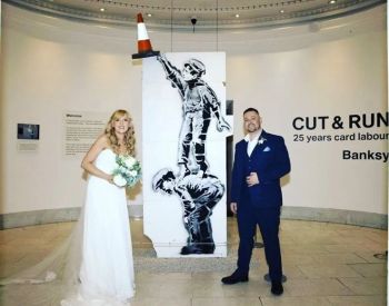 时隔十四年班克西个展在格拉斯哥现代艺术画廊举行，展示“隐藏多年”的标志性模板