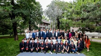 和平 | 北京大学“韩美林人文艺术奖学金”设立 韩美林雕塑《和平守望》落成
