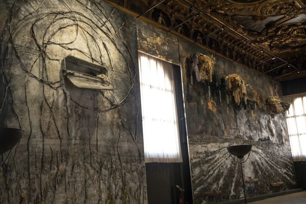 被烧毁后，它们最终会带来一丝光明 | 基弗 & 威尼斯2022(图10)