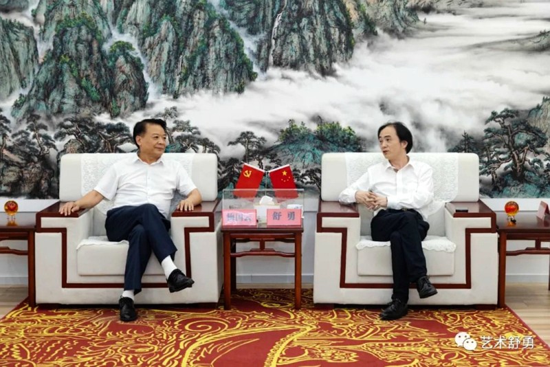 海南省作协主席梅国云与中国社会艺术协会副主席舒勇交谈.jpg
