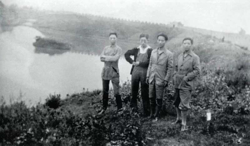 938年，战地写生团在河南璜川前线合影。右起为陈晓南、吴作人、孙宗慰、沙季同.jpeg