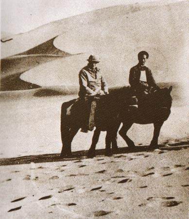 1943年吴作人与李约瑟博士（左）在去敦煌途中。.jpg