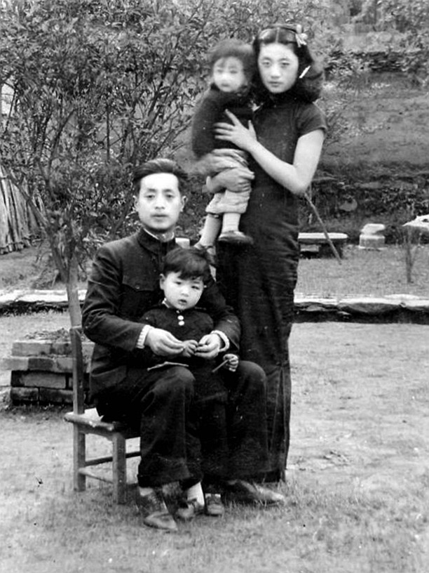 柳子谷先生与家人(摄于1938年).jpg