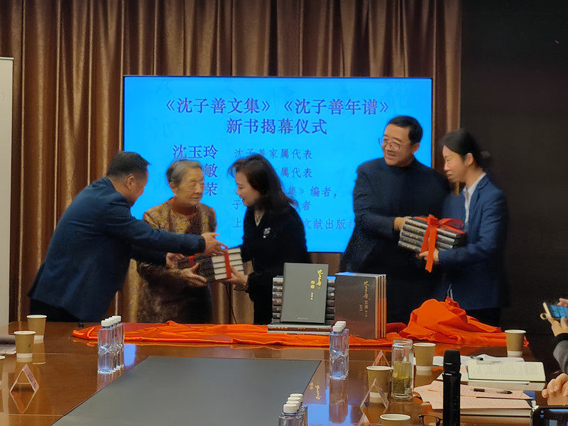 3发布会现场赠书.jpg