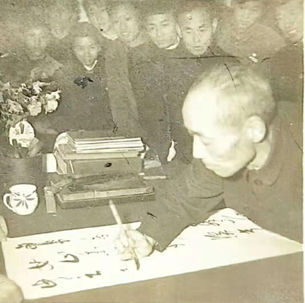 20世纪60年代在南京师范学院为学生作书示范.jpg