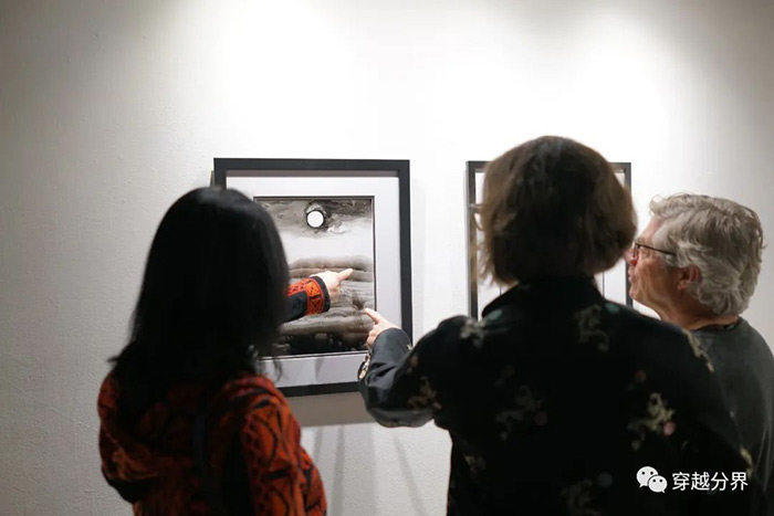 "恰逢其时" - 穿越分界论坛20周年艺术展举办(图8)