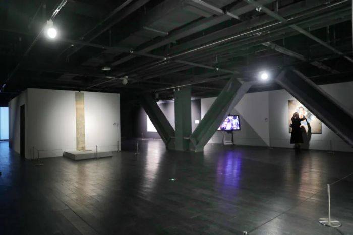 ▲ “了不起的‘她们’——福布斯中国致敬 卓越女性艺术家邀请展”展览现场，凤凰中心，2024 30