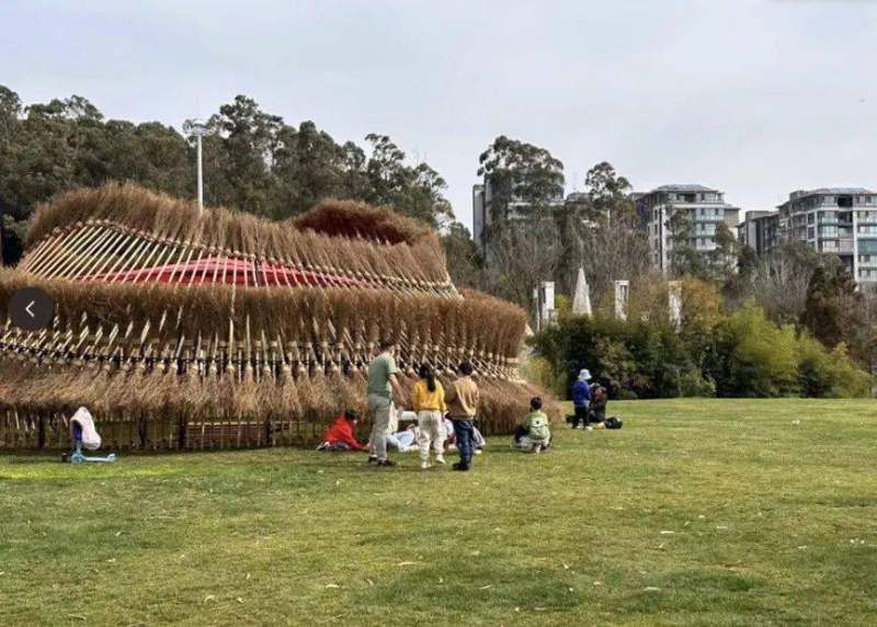 他们把129件艺术和建筑作品，散落在滇池沿岸 (图27)