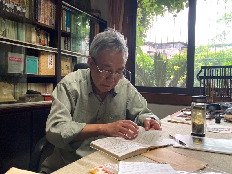 郭相颖接受采访时查看当年对石刻研究的笔记。新华每日电讯记者刘恩黎摄.jpg