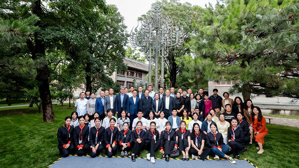 和平 | 北京大学“韩美林人文艺术奖学金”设立 韩美林雕塑《和平守望》落成(图13)