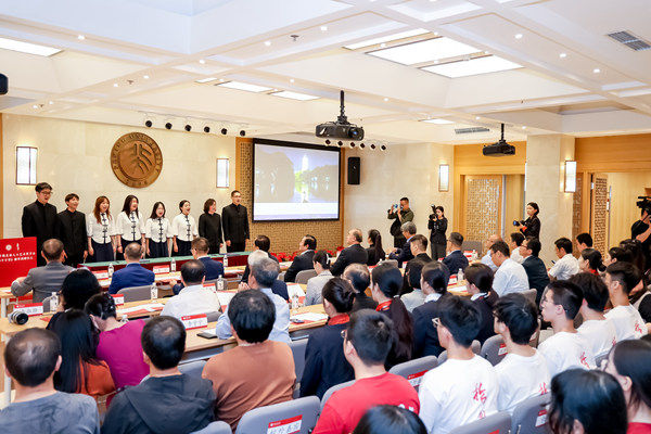 和平 | 北京大学“韩美林人文艺术奖学金”设立 韩美林雕塑《和平守望》落成(图2)