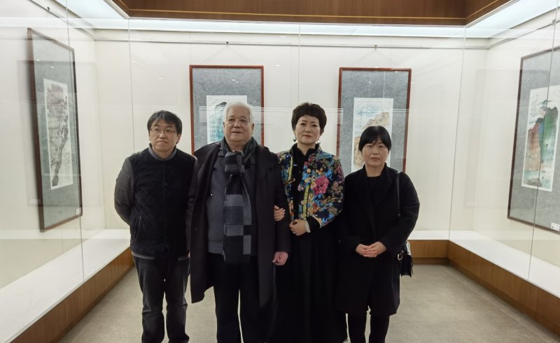 黄戈（左一）和夫人金宝敬（右一）及华拓（左二、万里君（左三）师徒留影于金坛博物馆“传承”画展现场.jpg